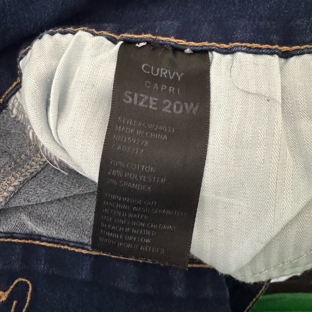 Curvy Dark Wash Capris - Picture 6 of 6
